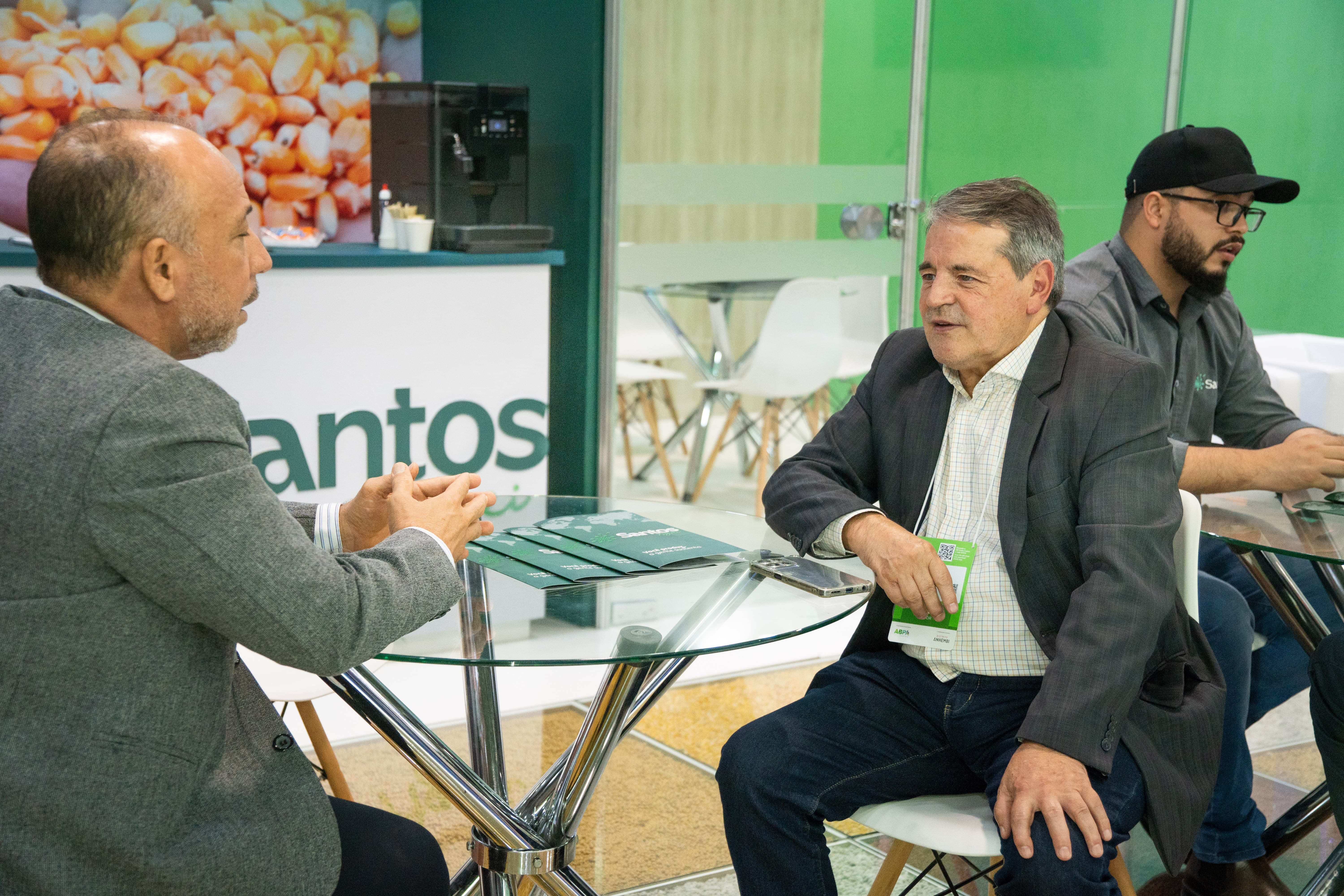 Roda de conversa com parceiros no estande da Santos Agri na SIAVS 2026